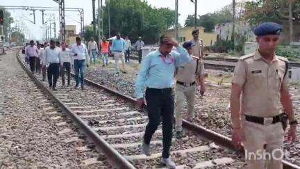 उन्नाव: लखनऊ के डीआरएम ने शुक्लागंज रेलवे स्टेशन का निरीक्षण किया, गंगा पुल की रेल की पटरियों का भी किया निरीक्षण