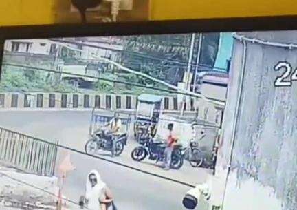 মেদিনীপুর: কেরানী চটি এলাকায় যুবকের অগ্নিদগ্ধ হওয়ার ঘটনার সিসিটিভি ফুটেজ প্রকাশ্যে