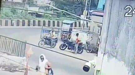 শালবনি: শরীরে জ্বলছে দাও দাও করে আগুন,কেরানীচটিতে দোকানে পেট্রোল দিয়ে আগুন লাগানোর ঘটনায় প্রকাশ্যে  সিসিটিভি ফুটেজ