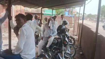 धौलपुर: बसईया लालू गांव के समीप खेत की जुताई करने जा रहे किसान की ट्रैक्टर पलटने से हुई मौत, शव परिजनों को सुपर्द किया गया