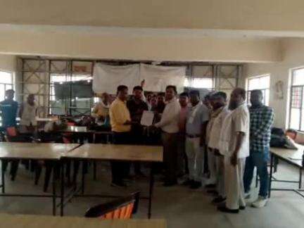 कोरांव: लेखपालों ने एसडीएम को दिया मांग पत्र, आरोपी के खिलाफ प्राथमिकी दर्ज न होने से हैं नाराज