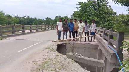 ঢেকিয়াজুলি ভাগ: বেলশিৰি ৰেলৱে ষ্টেচনৰ পৰা কেহেৰুখন্দা সংযোগী বিধ্বস্ত পথেৰে দৈনিক বিপদজনক ভাৱে যাতায়ত কৰিছে হেজাৰ হেজাৰ লোকে #jansamasya