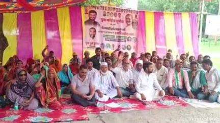 बसंतपुर: बसंतपुर प्रखंड परिसर में युवा कांग्रेस का धरना प्रदर्शन, बेरोजगारी व स्वच्छताकर्मियों की छटनी का विरोध