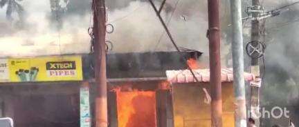 গুৱাহাটী: কাহিলাপাৰৰ ওদালবাক্ৰাত বিধ্বংসী অগ্নিকাণ্ড, দাউদাউকৈ জ্বলিল ৫ খন দোকান, ২টা চিলিণ্ডাৰ বিস্ফোৰণ