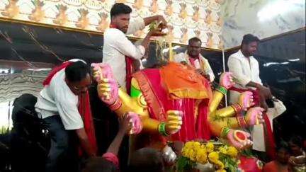 పలమనేరు: గంటా ఊరులో గంగమ్మకు పసుపు నీటి సంప్రోక్షణ, సారె సమర్పించిన ఛైర్మన్