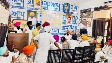 ਭਿੱਖੀਵਿੰਡ: 'ਆਪ' ਦੇ ਦਫਤਰ ਪੱਟੀ ਵਿਖੇ ਕੈਬਨਿਟ ਮੰਤਰੀ ਭੁੱਲਰ ਨੇ ਵੱਖ-ਵੱਖ ਪਿੰਡਾਂ ਤੋਂ ਆਏ ਲੋਕਾਂ ਨਾਲ ਕੀਤੀ ਮੁਲਾਕਾਤ ਅਤੇ ਸੁਣੀਆਂ ਮੁਸ਼ਕਲਾਂ