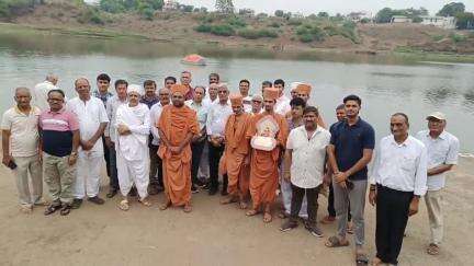 बुरहानपुर नगर: ताप्ती नदी के राजघाट पर गुजरात से आए स्वामीनारायण संप्रदाय के भक्तों ने किया भ्रमण