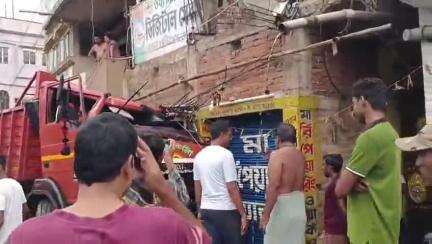 গড়বেতা ৩: দ্রুত গতিতে এসে নিয়ন্ত্রণ হারিয়ে ধাক্কা মারলো একটি লরি দোকানে মদ্যপ অবস্থায় ছিল চালক চন্দ্রকোনা রোড এর ঘটনা