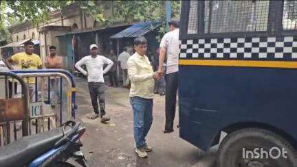 কলকাতা: রাজনৈতিক দলের নাম করে প্রোমোটারদের কাছ থেকে লক্ষ লক্ষ টাকা তছরুপ করার অভিযোগে এক ব্যক্তিকে আলিপুর আদালতে তোলা হলো আজ