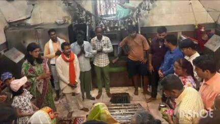 गोला गोकरणनाथ: गोला नगर के शिव मंदिर में नोडल अधिकारी माला श्रीवास्तव ने गोला में बन रहे कारिडोर का किया निरीक्षण