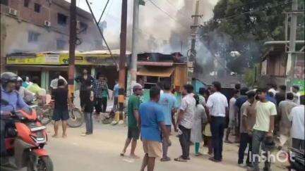 গুৱাহাটী: মহানগৰীৰ উদালবাক্ৰাত ভয়ংকৰ অগ্নিকাণ্ড জুইত জাহ গ'ল ৪খনকৈ দোকানত। লক্ষ্যধীক টকাৰ সামগ্ৰী নষ্ট হৈছে ৪ খনকৈ দোকানত