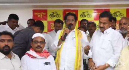 వినుకొండ పట్నంలో సీఎం సహాయ నిధి చెక్కులు పంపిణీ చేసిన ఎమ్మెల్యే జీవీ ఆంజనేయులు