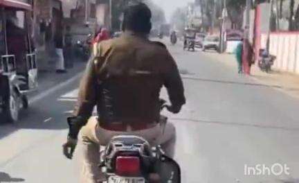 धामपुर: स्योहारा में एक बाइक सवार पुलिसकर्मी का बिना हेलमेट और सिगरेट पीते हुए जाने का वीडियो सोशल मीडिया पर हुआ वायरल