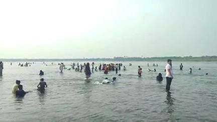 ઝઘડિયા: પાણેથા નર્મદા કાંઠે સ્નાન કરવા સહેલાણીઓ  ઉમટી રહ્યા છે .પ્રવાસન સ્થળ તરીકે વિકસાવવામાં આવી તેવી લોક માંગ.