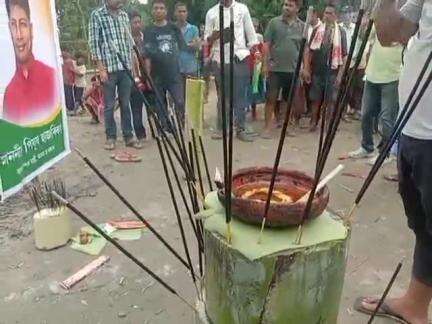 উত্তৰ লক্ষীমপুৰ: ন-আলি গাঁৱত সোৱণশিৰিৰ গৰাখহনীয়াৰ পৰিত্ৰাণ বিচাৰি ৰাইজৰ প্ৰাৰ্থনা সভা, খহনীয়াৰ কৱলত প্ৰায় ২৫০ টা পৰিয়াল