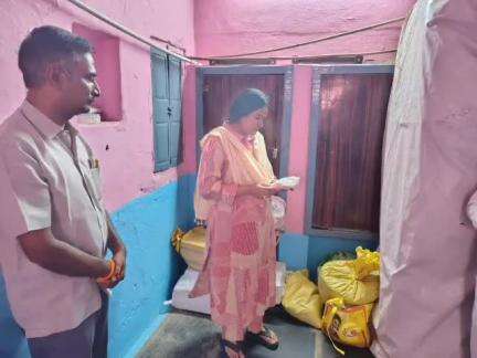 కర్నూలు: చౌక డిపో దుకాణాన్ని ఆకస్మికంగా తనిఖీ చేసిన: కర్నూలు జాయింట్ కలెక్టర్ డాక్టర్ బి నవ్య