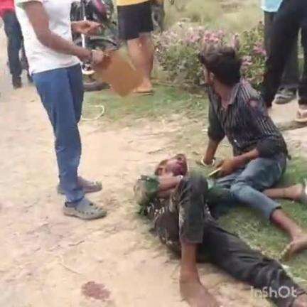 ऊंचाहार: बहेरवा चौराहे के पास साइकल सवार किशोर को टक्कर मारकर सड़क पर गिरे बाइक सवार, घटना में चार लोग हुए घायल
