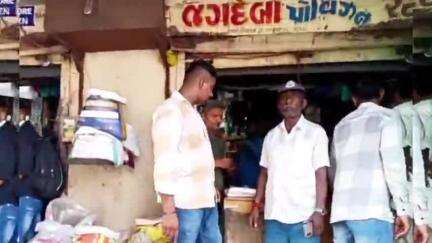 હાલોલ: નગરપાલિકાની ટીમે શાકમાર્કેટમાંથી પ્રતિબંધિત પ્લાસ્ટિક ઝભલાનો જથ્થો ઝડપી દંડનીય કાર્યવાહી કરી