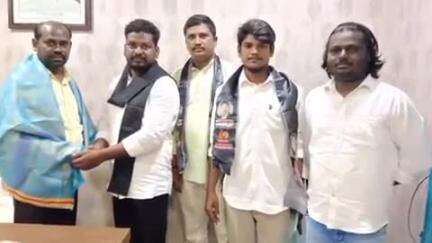 పటాన్​​చెరు: జిన్నారం నూతన తహసీల్దార్ దేవదాస్ ని కలిసిన ఎమ్మార్పీఎస్ నాయకులు