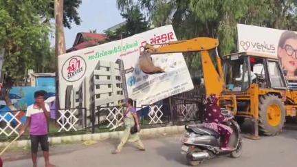 વલસાડ: R&B વિભાગ દ્વારા તિથલ રોડ સહિતના અલગ અલગ વિસ્તારોમાં લાગેલા મોટા હોડિંગ હટાવવાની કામગીરી હાથ ધરાઈ