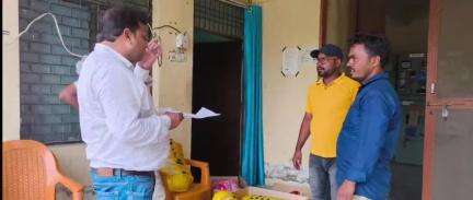 घोसी: घोसी उपखंड अधिकारी ने बिजली विभाग के कर्मियों को सेफ्टी किट वितरित किया