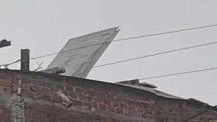 रतलाम नगर: बजरंग नगर शीतला माता मंदिर चौराहे पर आंधी की वजह से उड़कर हाईटेंशन लाइन से जा चिपकी टीन की चद्दर, टला बड़ा हादसा