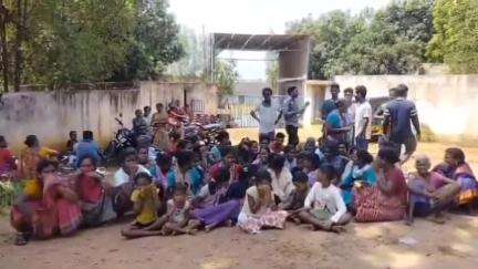 దుర్వాసన భరించలేకపోతున్నాం, కోళ్ల ఫారం తొలగించాలని బిరసాడ వలస గ్రామస్తుల ఆందోళన #localissue