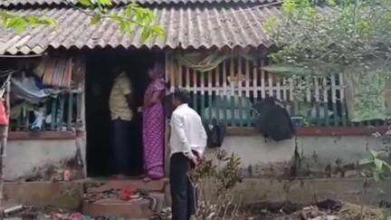 পাঁশকুড়া: পাঁশকুড়ার গোঁসাইবেড়ে মৃত ছাত্রের বাড়িতে পরিবারকে সমবেদনা জানাতে উপস্থিত কেশাপাট গ্রাম পঞ্চায়েতের প্রধানসহ অন্যান্যরা