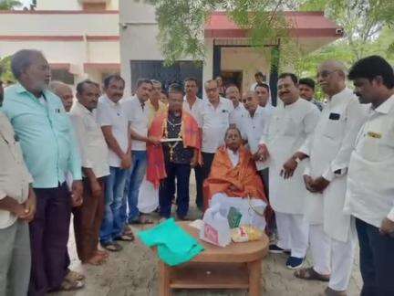 ಬಾಗಲಕೋಟೆ: ನಗರದಲ್ಲಿ ವ್ಯಾಪಾರ ಪಿನಶ್ಚೇತನಗೊಳಿಸಲು 200 ಎಕರೆ ಜಾಗೆ ಮೀಸಲು ವಿಚಾರ,ನಗರದಲ್ಲಿ ಶಾಸಕ ಮೇಟಿ ಅವರನ್ನ ಸನ್ಮಾನಿಸಿದ ವ್ಯಾಪಾರಸ್ಥರು