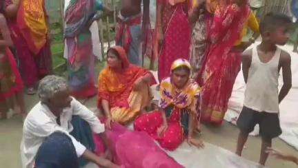 তুফানগঞ্জ ১: ঘু্গরাতলা শিয়াল পাড়া এলাকায় গলায় ফাঁস লাগিয়ে আত্মঘাতী প্রায় ১২ বছরের নাবালিকা, দেহ ময়নাতদন্তে পাঠালো পুলিশ