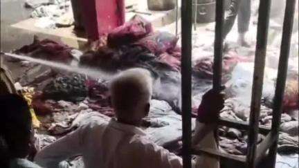जलेसर: कस्बा अवागढ़ में टूंडला रोड स्थित राधा टेंट हाउस में लगी भीषण आग, लाखों का टेंट का सामान जलकर हुआ खाक