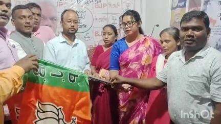 আলিপুরদুয়ার ১: প্রধানমন্ত্রীর সভার আগে তৃণমূল থেকে বিজেপিতে যোগদান করলো ১০ জন তৃণমূল কর্মী,উপস্থিত MP, রাজ্য GS