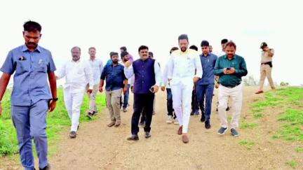 కర్నూలు: కర్నూల్ లో సమ్మర్ స్టోరేజ్ ట్యాంక్ ను పరిశీలించిన రాష్ట్ర మంత్రి టీజీ భరత్ మరియు కర్నూలు ఎంపీ బస్తిపాడు నాగరాజు