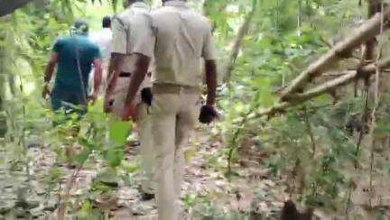 দাসপুর ১: মর্মান্তিক ঘটনা ঝোপের থেকে উদ্ধার হল এক চিকিৎসকের পচা গলা দেহ ঘটনাটি ঘটেছে দাসপুর থানার অন্তর্গত আজুরিয়া গ্রামে