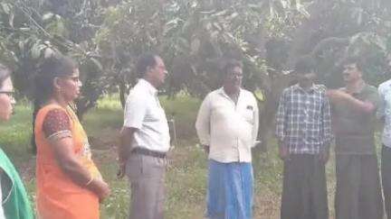 గంగాధర నెల్లూరు: జీడి నెల్లూరు మండల రైతు సేవా కేంద్రంలో ఆర్ఎస్కే సిబ్బందితో జిల్లా వ్యవసాయ అధికారి మురళీకృష్ణ సమీక్ష