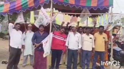 కోడుమూరు: సంక్షేమ పథకాలు అమలు చేయాలని గూడూరులో మెడకు ఉరితాళ్లు కట్టుకుని వినూత్నంగా నిరసన చేపట్టిన ఇంజనీరింగ్ వర్కర్లు