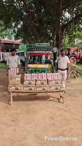 कटोरिया: कटोरिया के सूईया रोड पर ऑटो स्टैंड के पास पुलिस ने एक ऑटो से 93 लीटर अवैध शराब ज़ब्त की