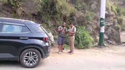 द्वाराहाट: द्वाराहाट पुलिस ने बिना सत्यापन के किराएदार का किया ₹5000 का चालान, साथ में चलाया चेकिंग अभियान