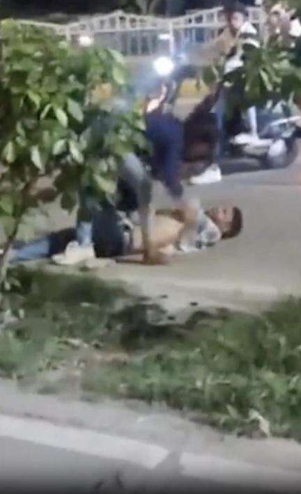 MP-তে প্রেমিককে রাস্তাতেই জামা-কাপড় খুলিয়ে চটি দিয়ে মার প্রেমিকার