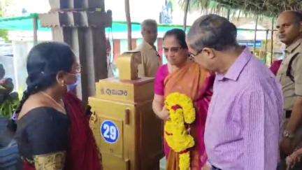 విశాఖపట్నం: సింహాచలం శ్రీ వరహాల లక్ష్మీ నరసింహ స్వామి దర్శించుకున్న రాష్ట్ర ఎన్నికల కమిషనర్ నీలం సాహిని దంపతులు