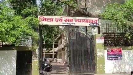 मांट: नौहझील: गैंग रेप के आरोपियों को पकड़ने के लिए पुलिस दबिश देती रही, उधर तीन आरोपियों ने कोर्ट में किया सरेंडर