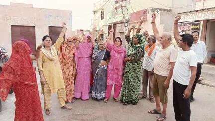 रतनगढ़: रतनगढ़ कस्बे बार-बार बिजली कटौती से परेशान लोगो ने विभाग के विरुद्ध नारेबाजी कर किया प्रदर्शन#jansamasya