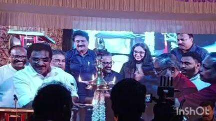 കോഴഞ്ചേരി: കുളനട ദേവീക്ഷേത്ര മൈതാനത്ത് നടന്ന ചടങ്ങിൽ എഴുത്തുകാരൻ ബെന്യാമിനെ ആദരിച്ചു, മന്ത്രി സജി ചെറിയാൻ ഉദ്ഘാടനം ചെയ്തു