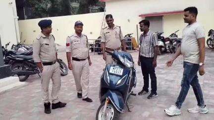 कटनी नगर: एनकेजे क्षेत्र से चोरी हुई स्कूटी जीआरपी पुलिस ने झाड़ियों से बरामद कर वाहन मालिक को सौंपी