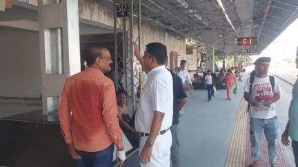 सुमेरपुर: सुमेरपुर के जवाई बांध रेलवे स्टेशन पर आम जन को हो रही समस्या को लेकर अजमेर मंडल के डीआरयूसीसी सदस्य ने किया निरीक्षण