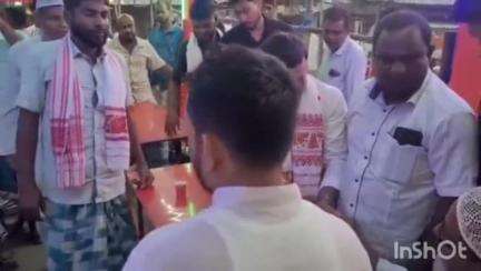 মৰিগাঁও: লাহৰিঘাটৰ কৰতিপাম বজাৰত ৰাইজৰ সৈতে মতবিনিময় কৰে অসম প্ৰদেশ কংগ্ৰেছ কমিটিৰ মুখপাত্র ইমদাদ হুছেইনে