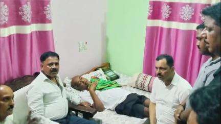 जमुआ: नगर विकास मंत्री सुदीब्य कुमार सोनू ने JMM नेता शोभा यादव से आवास पर मिलकर हालचाल जाना