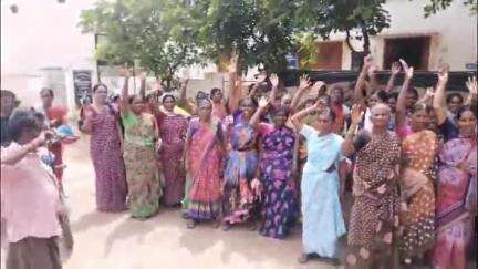 మల్యాల గ్రామంలో వివో ఎన్నిక జరిగేంత వరకు గ్రామ ఐక్య సంఘంలో పనులు చేయకూడదని పొదుపు సంఘం మహిళల తీర్మానం
