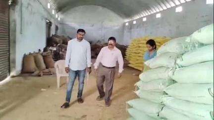 నిజామాబాద్ రూరల్: సిరికొండ ప్రాథమిక వ్యవసాయ సహకార సంఘ గోదాం ను తనిఖీ చేసిన తహసిల్దార్ రవీందర్ రావు