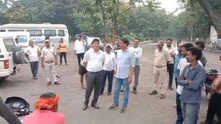 गोला: गोला प्रशासन की मौजूदगी में बीएमएल प्लांट में रैयत मजदूरों के साथ समझौते के बाद ट्रांसपोर्टिंग शुरू